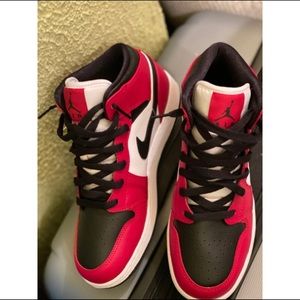 Sneaker- The Air Jordan Mid 1  “Chicago black toe”